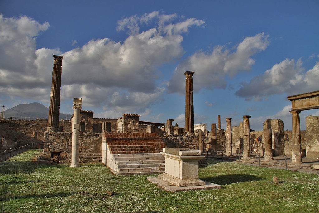 Two hour private tours with professional guide in Pompeii
