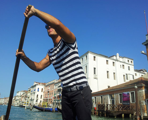 Venice tours: gondola ride & serenade.