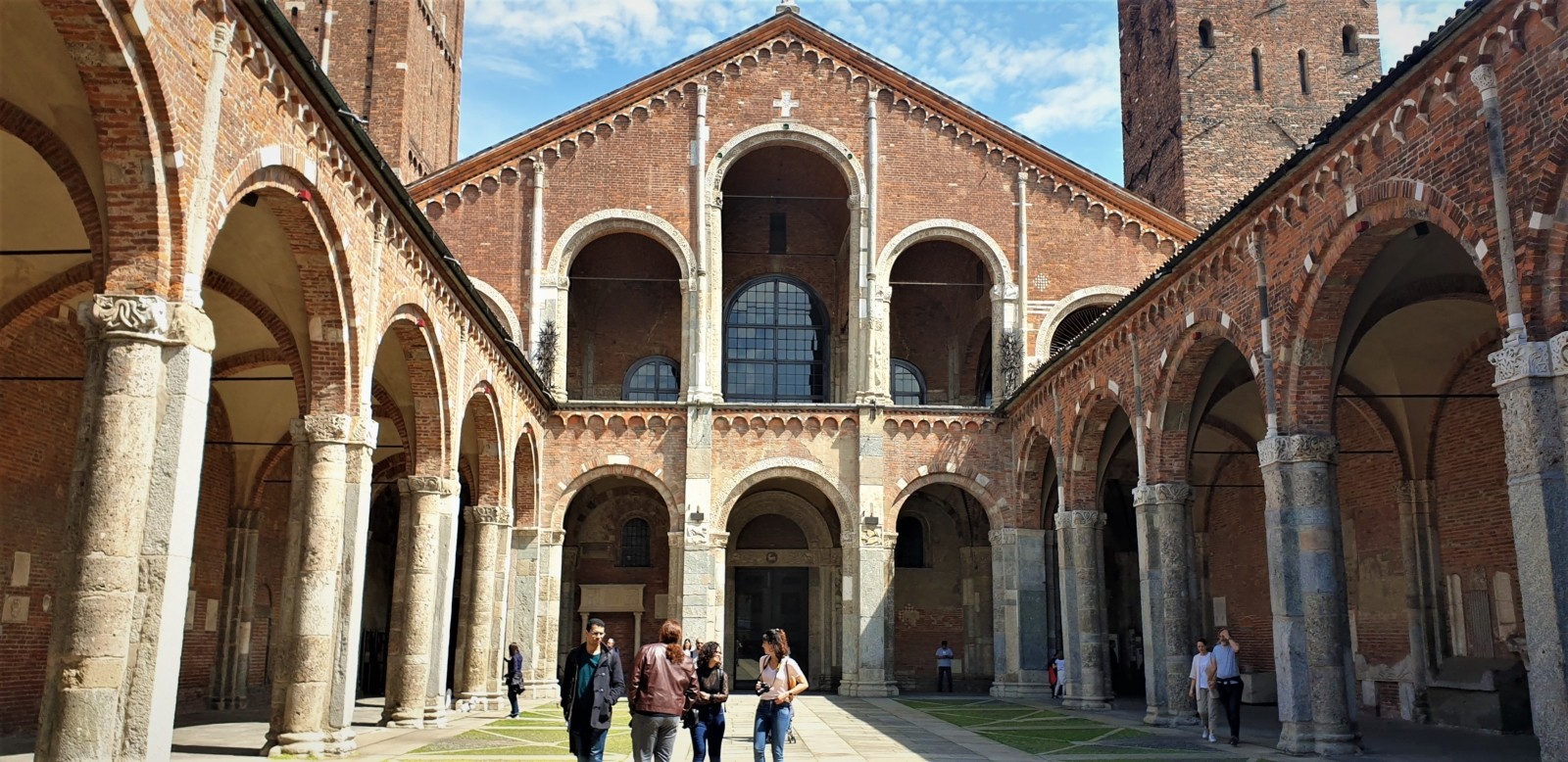 The squares of Milan Tours: vibrate and intense, frantic energy of the city