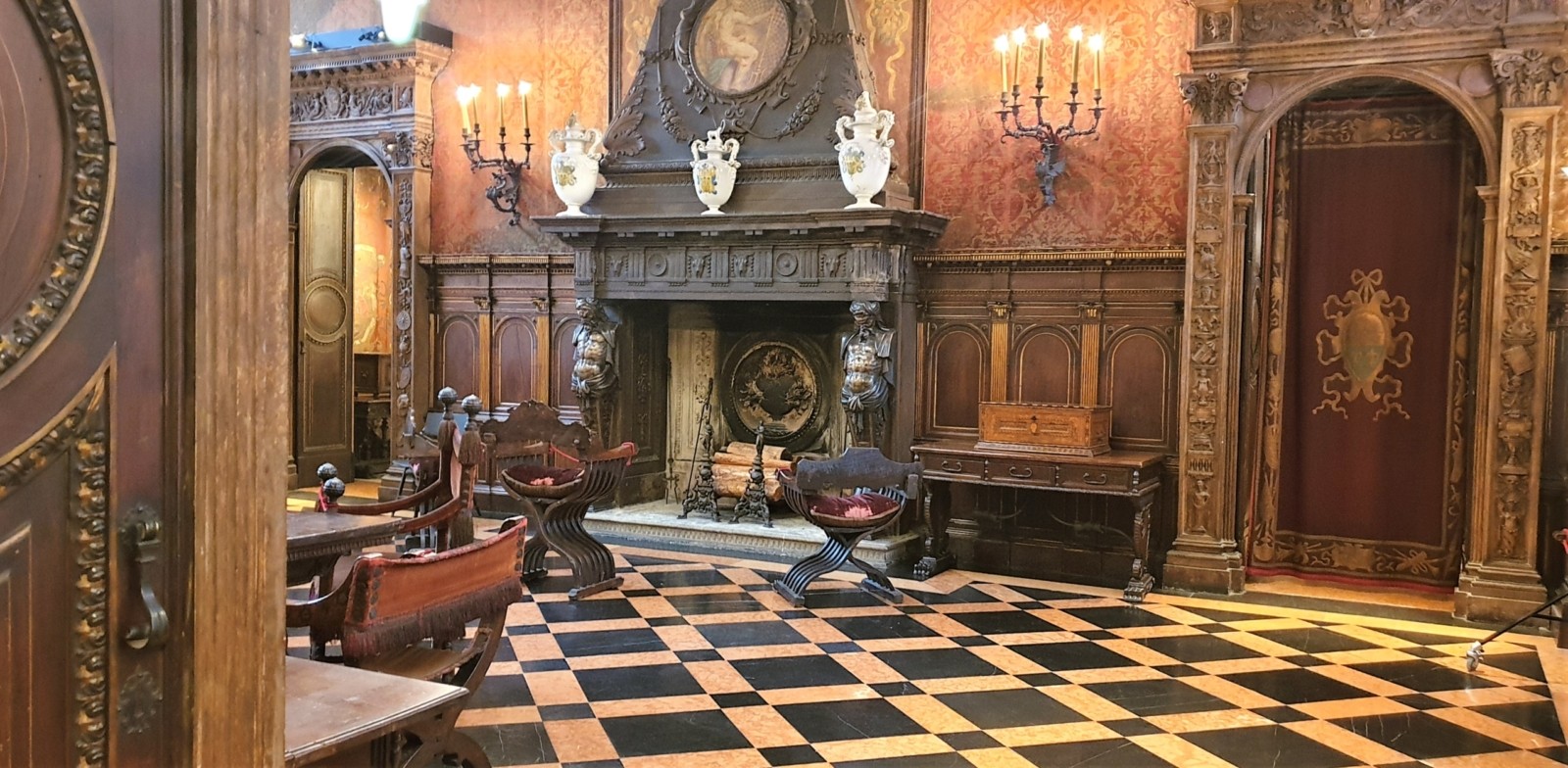 GREAT HOMES IN MILAN Walks Inside Italy